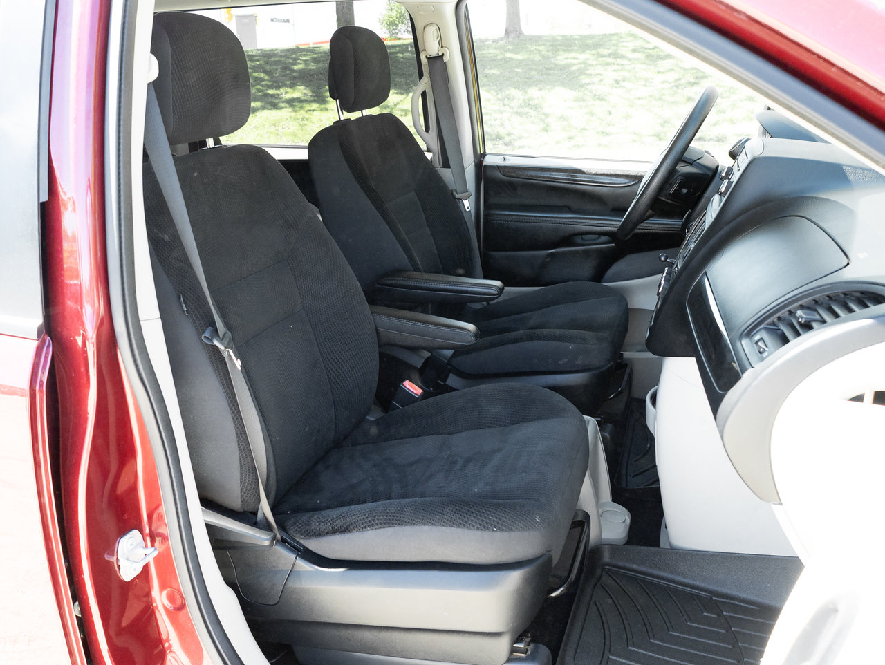 2019 Dodge Grand Caravan SXT 2WD   AVAILABLE FOR FINANCING-17