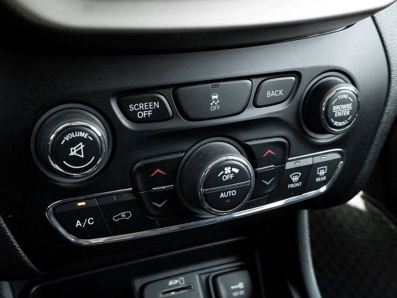 2015 Jeep Cherokee North-15