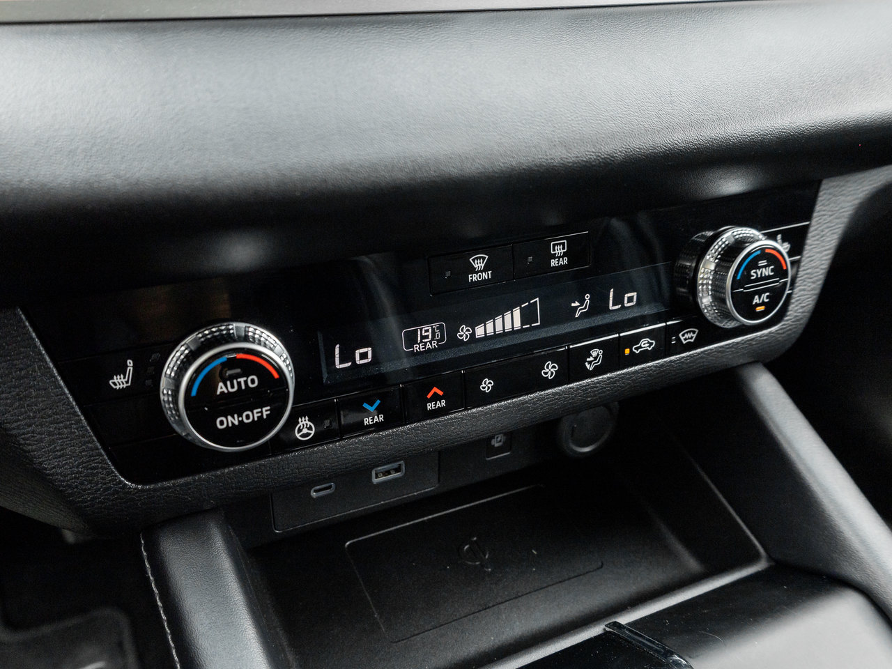 Mitsubishi Outlander LE S-AWC   CPO FINANCE RATES FOR AS LOW AS 0.90% 2024-16