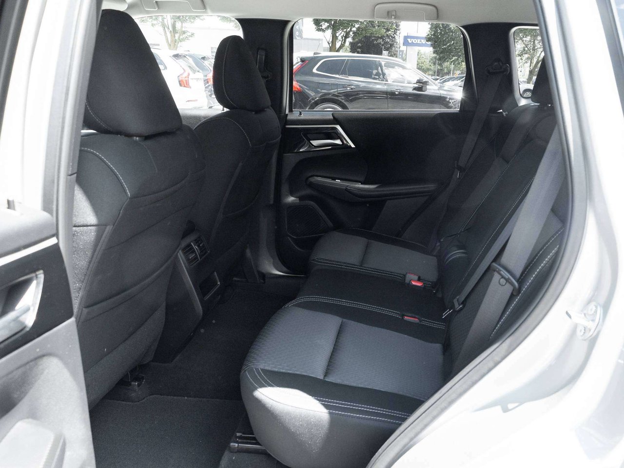 2024 Mitsubishi Outlander ES-18