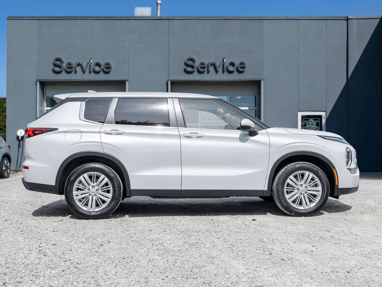 2024 Mitsubishi Outlander ES-2