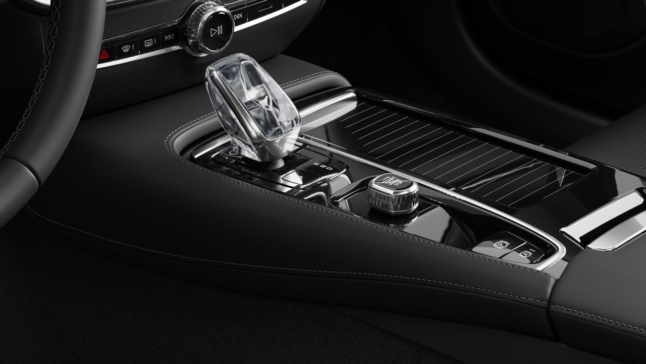 2025 Volvo S60 Plug-In Hybrid T8 AWD Ultra Dark Theme-8