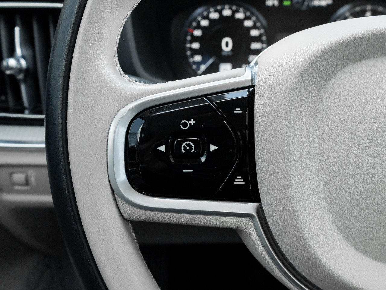 2022 Volvo S60 B5 AWD INSCRIPTION  MASSAGE SEATS  HUD  CPO-9