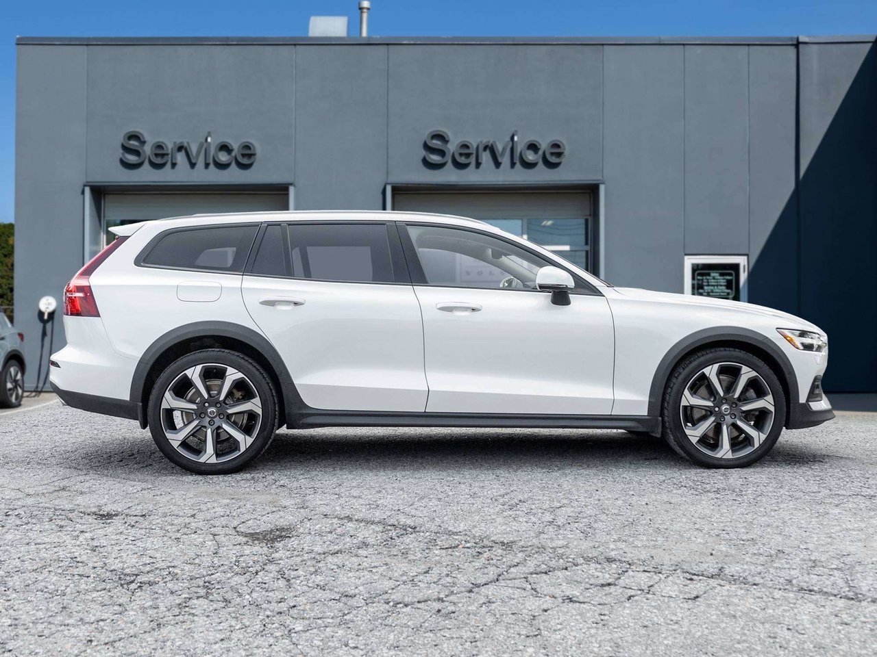 Volvo V60 Cross Country OFF LEASE  ONE OWNER  WELL EQUIPPED  VOLVO CPO 2022-4