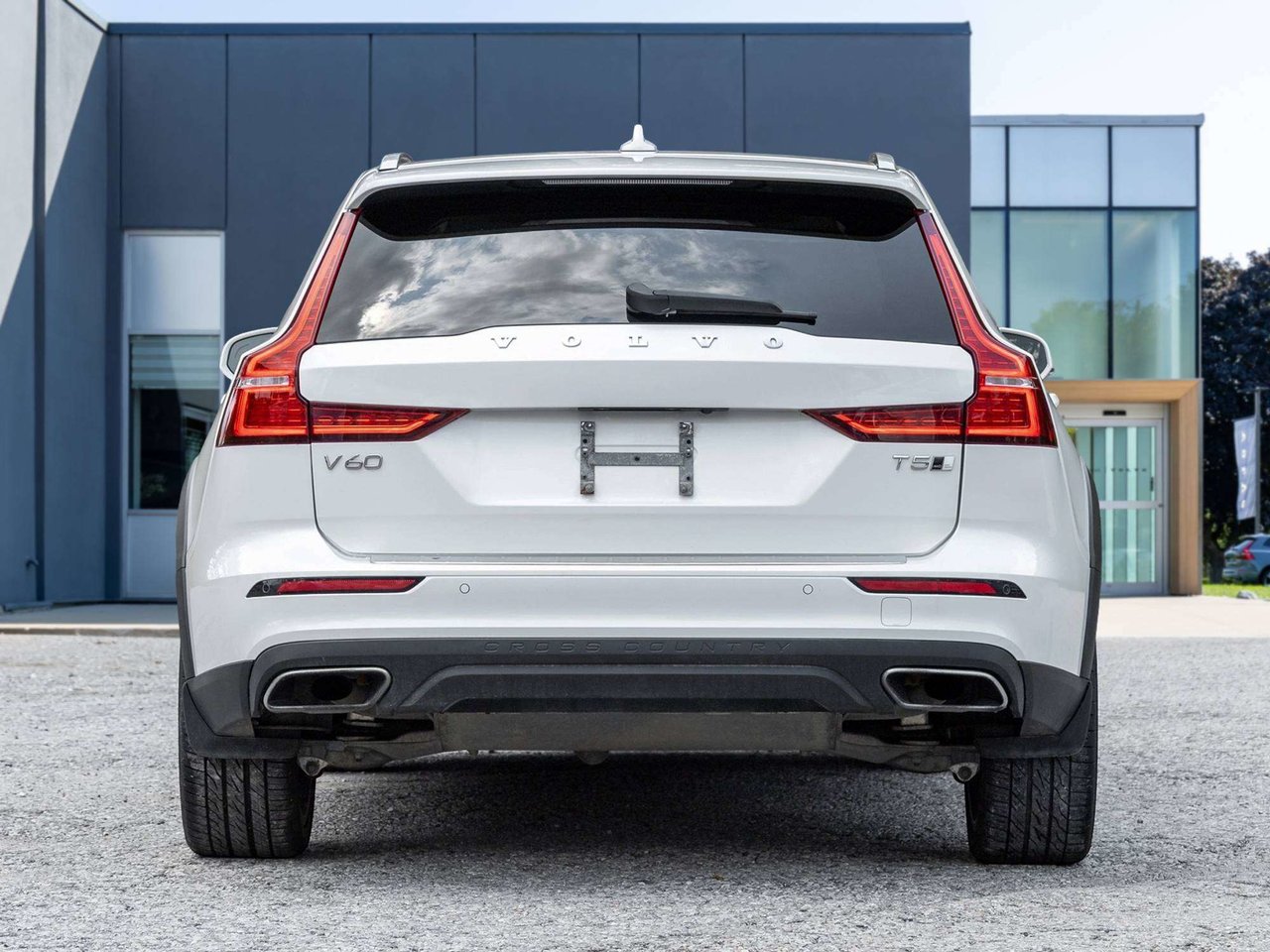 Volvo V60 Cross Country OFF LEASE  ONE OWNER  WELL EQUIPPED  VOLVO CPO 2022-5