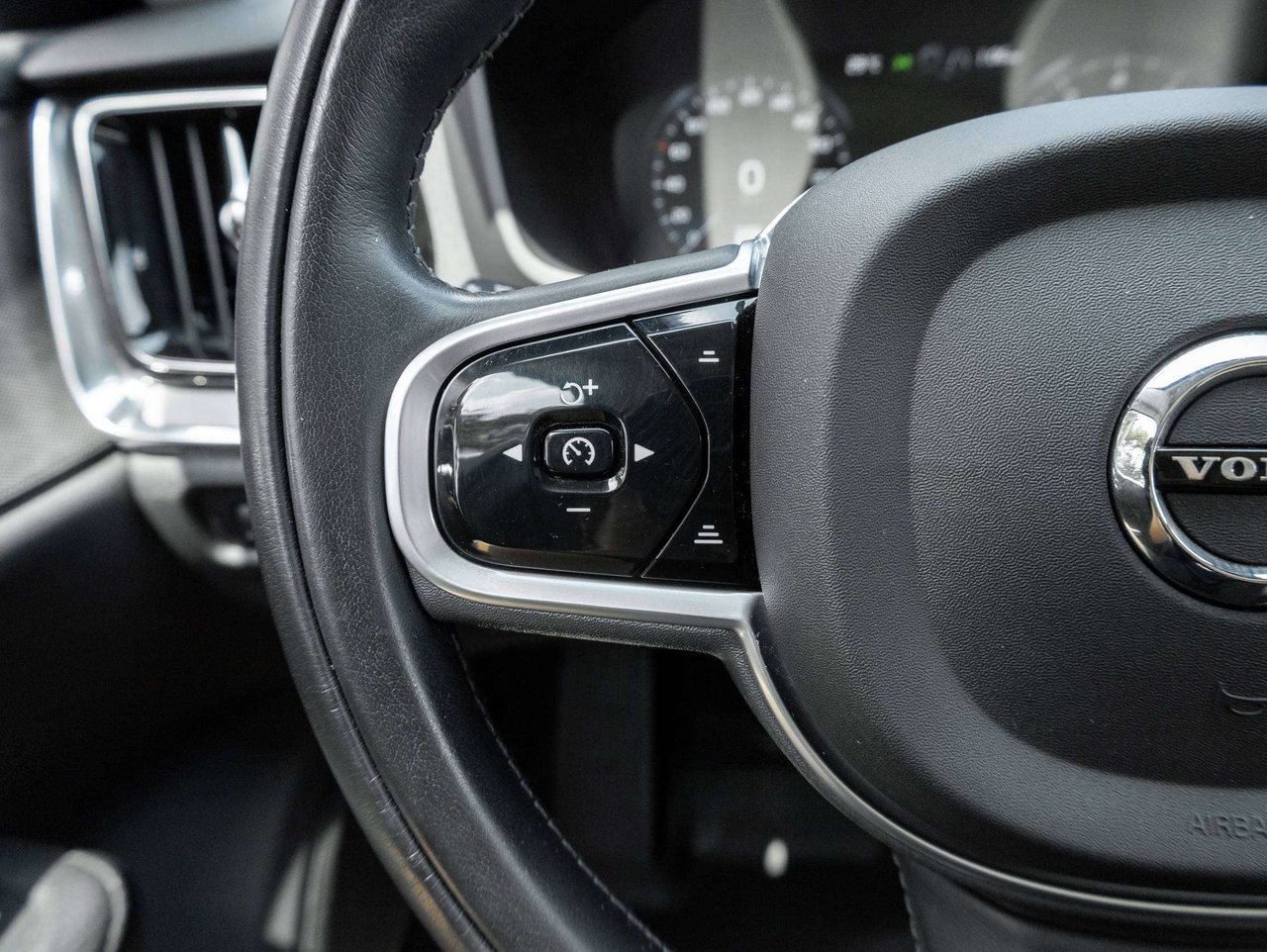 Volvo V60 Cross Country OFF LEASE  ONE OWNER  WELL EQUIPPED  VOLVO CPO 2022-9