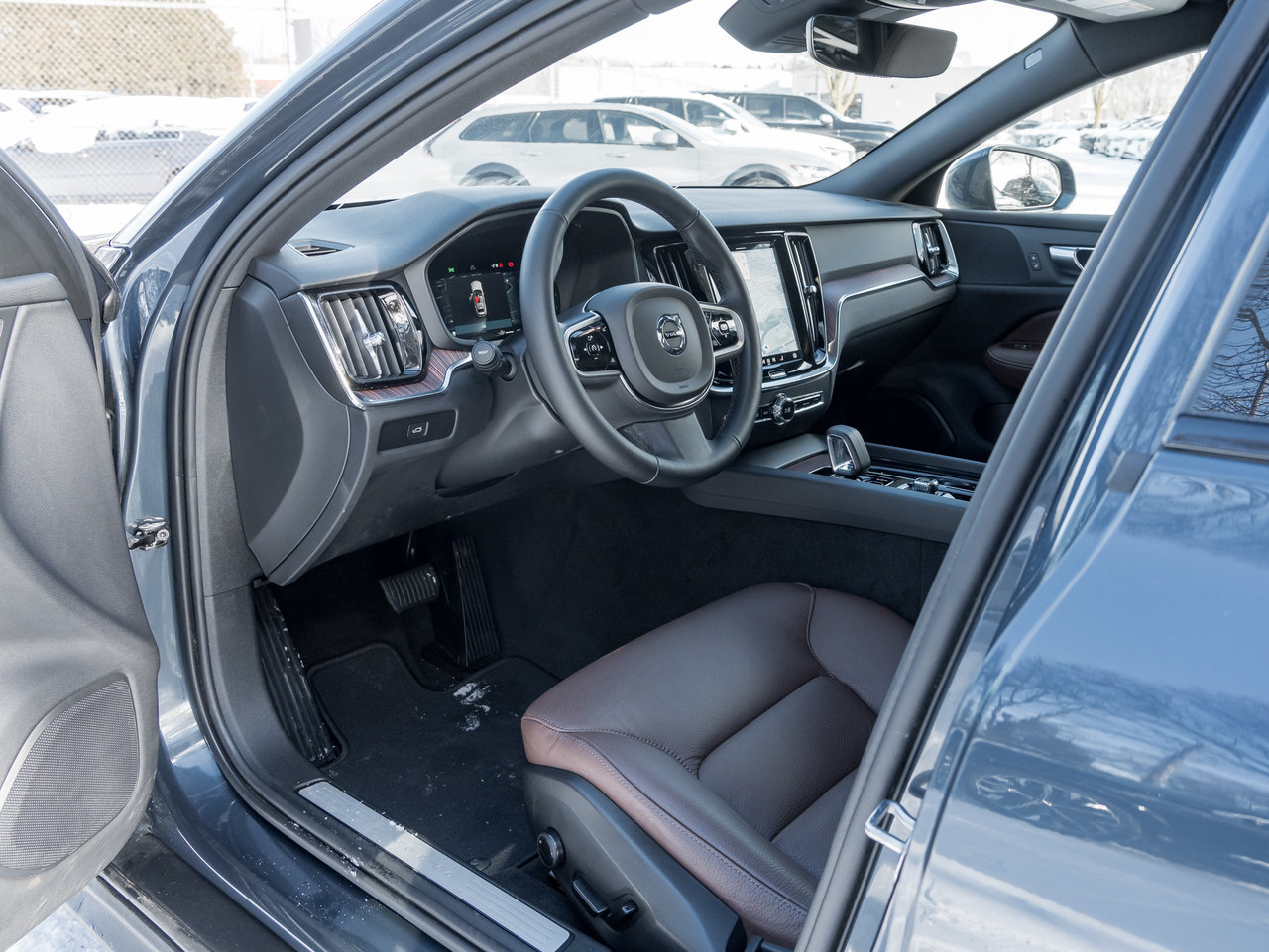 Volvo V60 Cross Country B5 AWD Plus  CPO RATE fr 3.49%*  STATION WAGON 2025-6