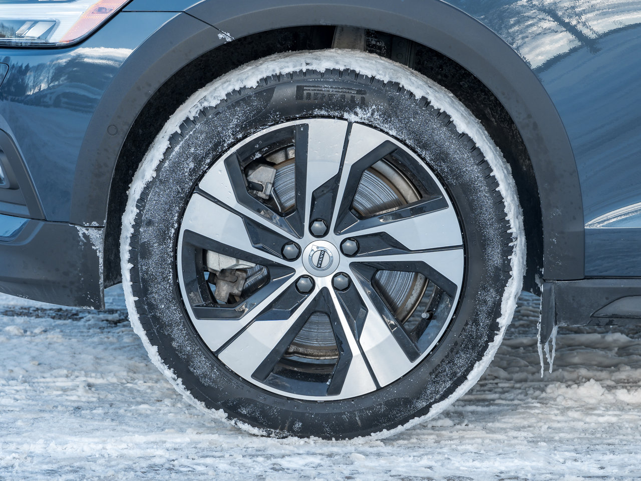 Volvo V60 Cross Country B5 AWD Plus  CPO RATE fr 3.49%*  STATION WAGON 2025-3