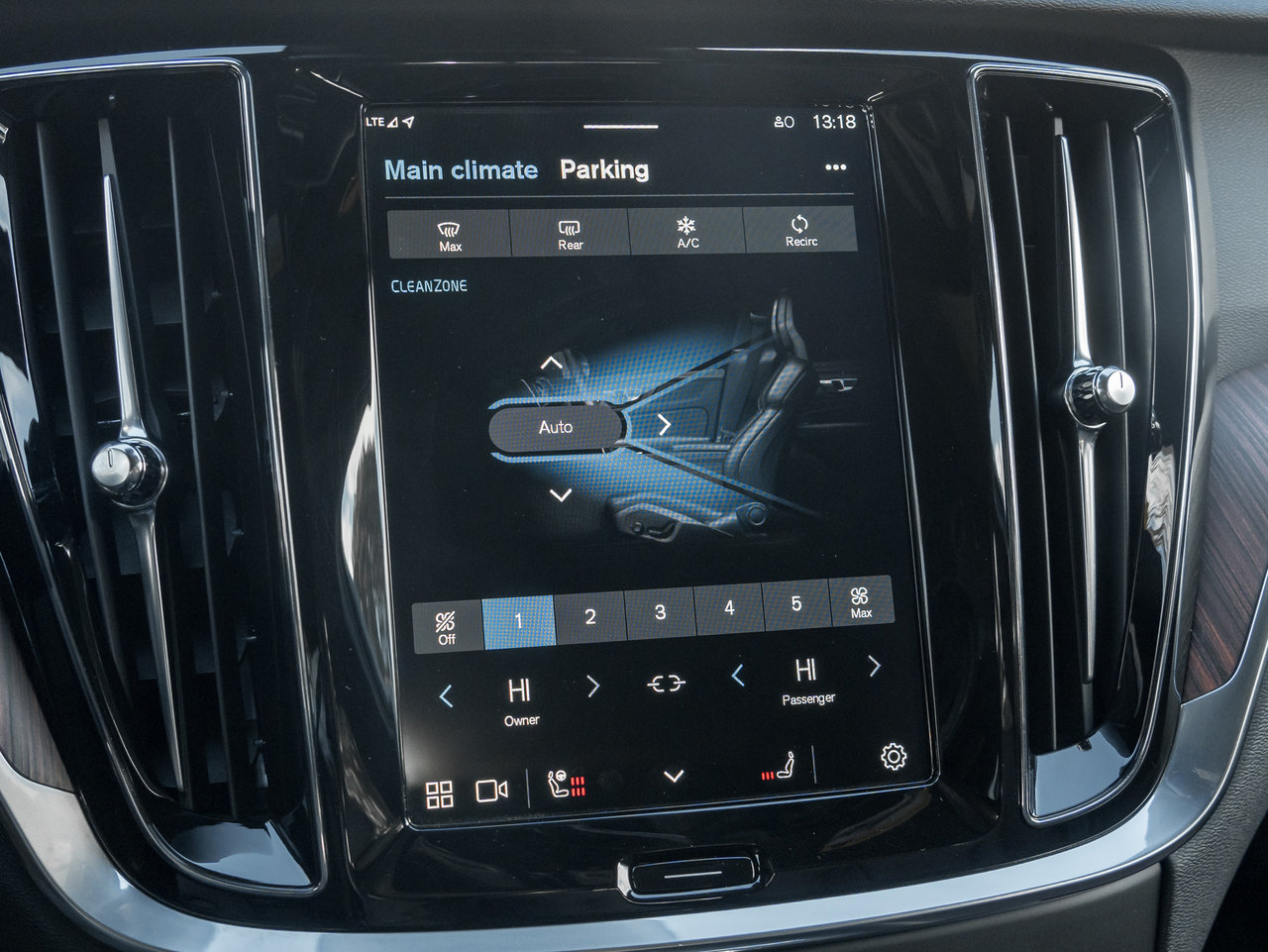 Volvo V60 Cross Country B5 AWD Plus  CPO RATE fr 3.49%*  STATION WAGON 2025-18