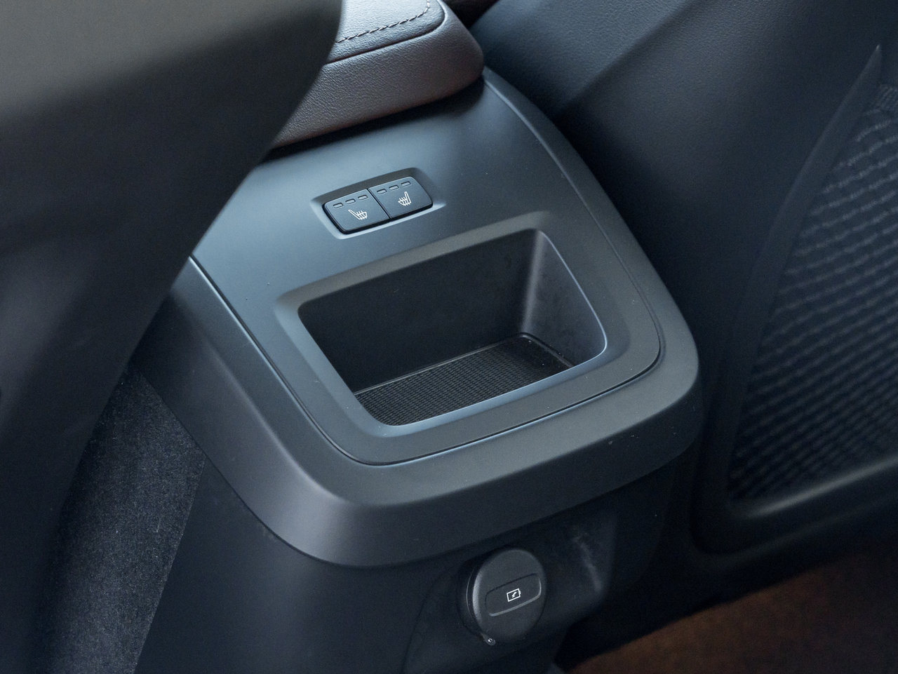 Volvo V60 Cross Country B5 AWD Plus  CPO RATE fr 3.49%*  STATION WAGON 2025-22