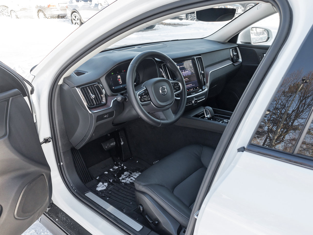 Volvo V60 Cross Country B5 AWD PLUS  ISD 5th Aug 2025  CPO RATE FROM 3.49% 2025-6