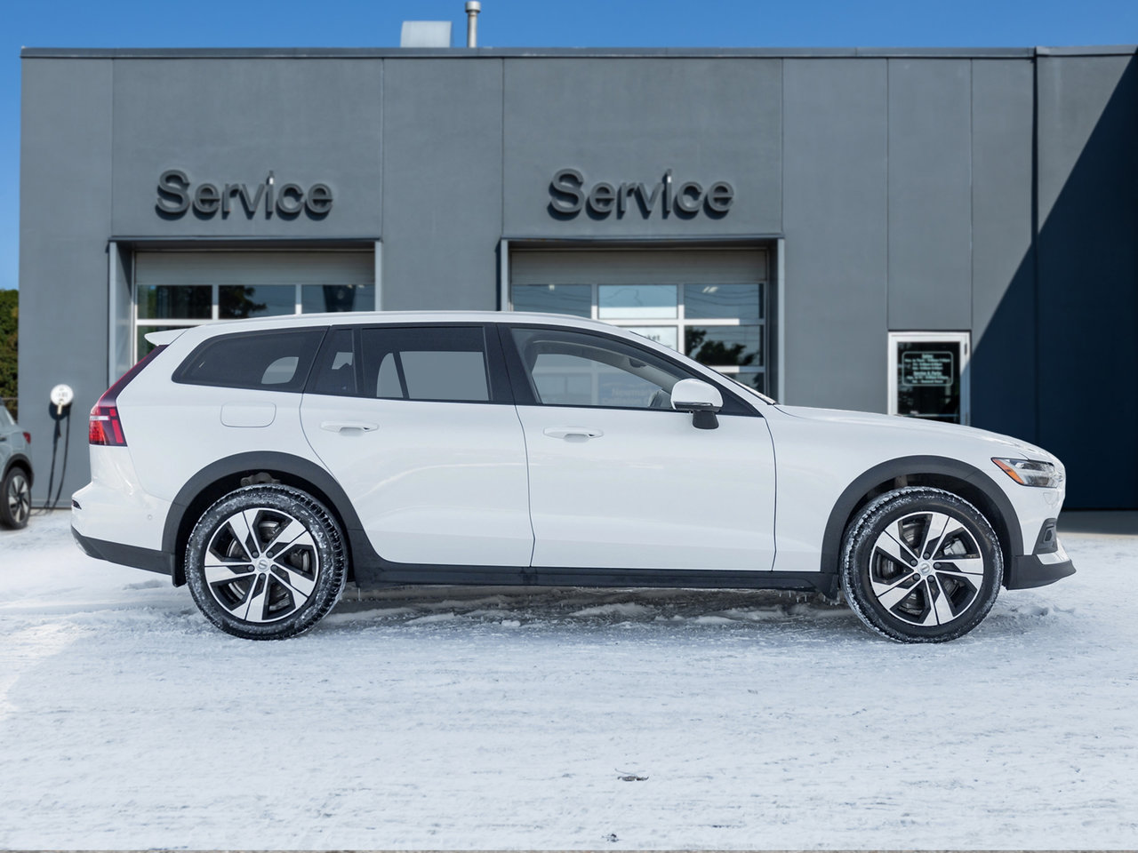 Volvo V60 Cross Country B5 AWD PLUS  ISD 5th Aug 2025  CPO RATE FROM 3.49% 2025-4