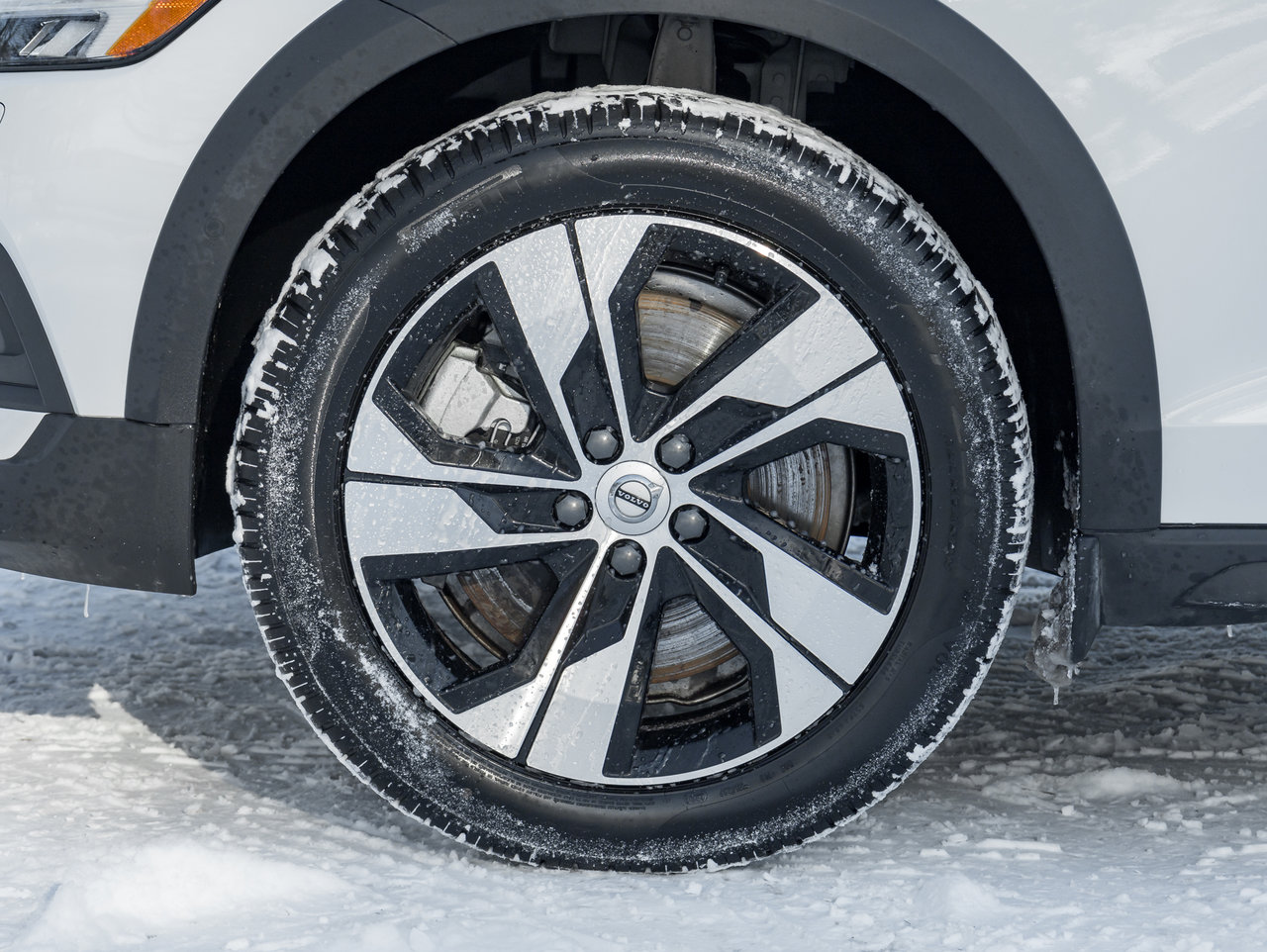 Volvo V60 Cross Country B5 AWD PLUS  ISD 5th Aug 2025  CPO RATE FROM 3.49% 2025-3