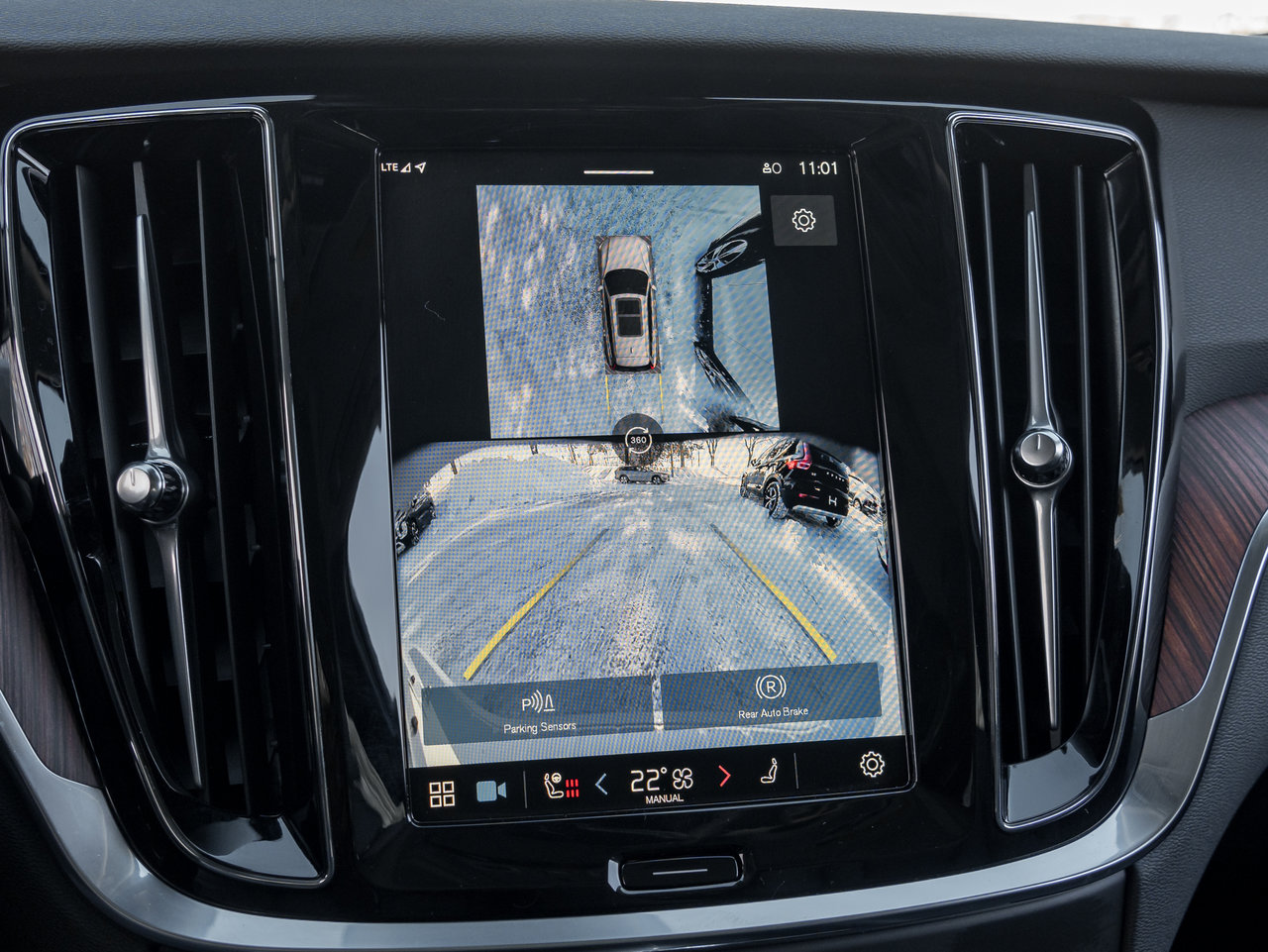 2025 Volvo V60 Cross Country B5 AWD PLUS  19 ALLOY WHEELS  CLIMATE PACK  CPO-11