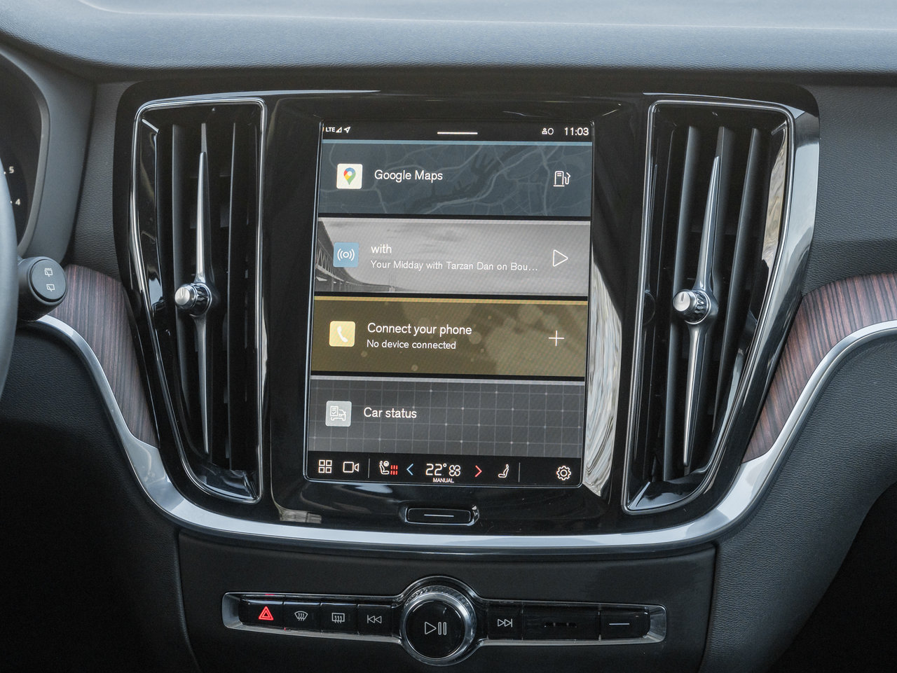 2025 Volvo V60 Cross Country B5 AWD PLUS  19 ALLOY WHEELS  CLIMATE PACK  CPO-24