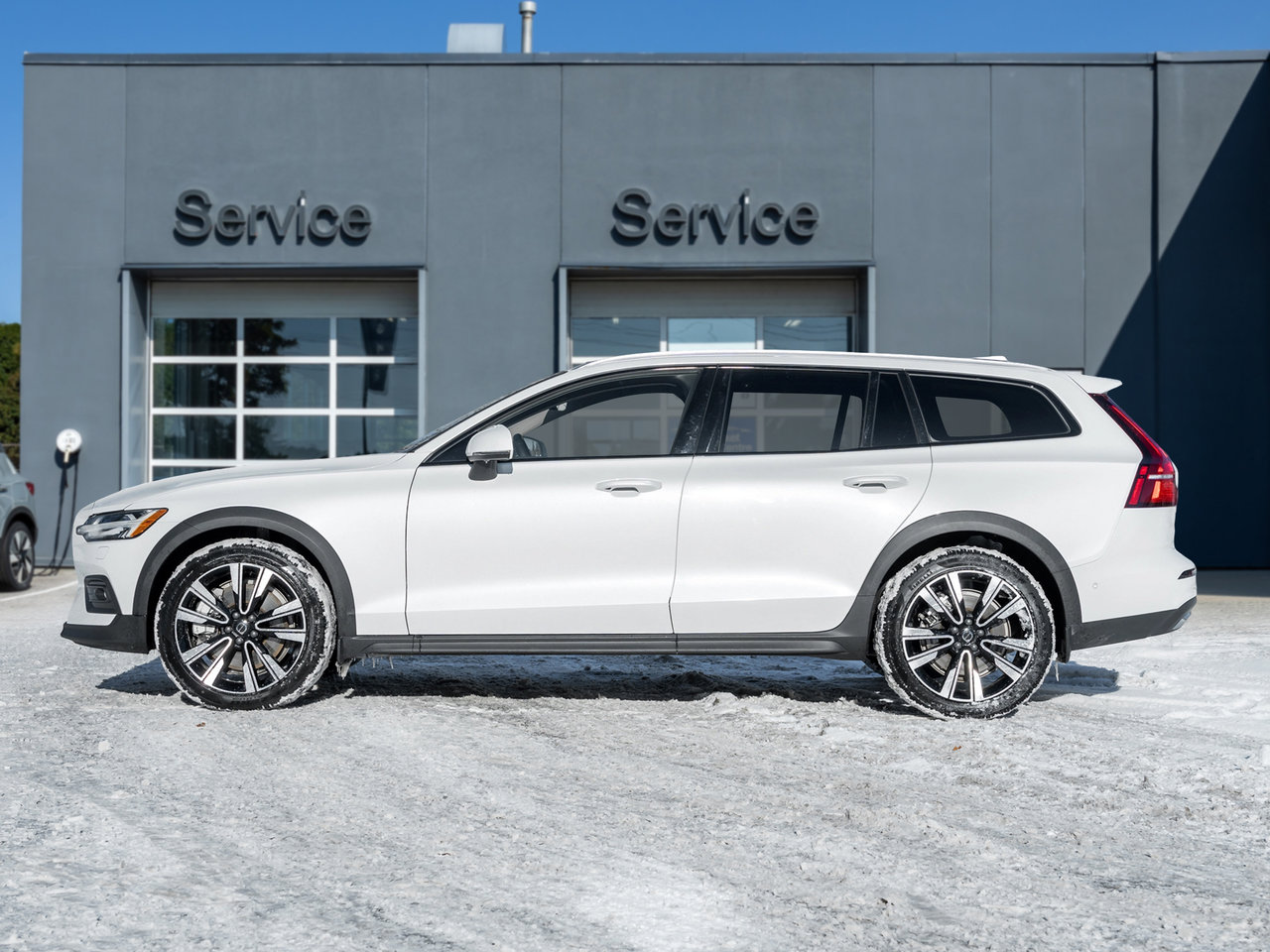 2025 Volvo V60 Cross Country B5 AWD PLUS  19 ALLOY WHEELS  CLIMATE PACK  CPO-2