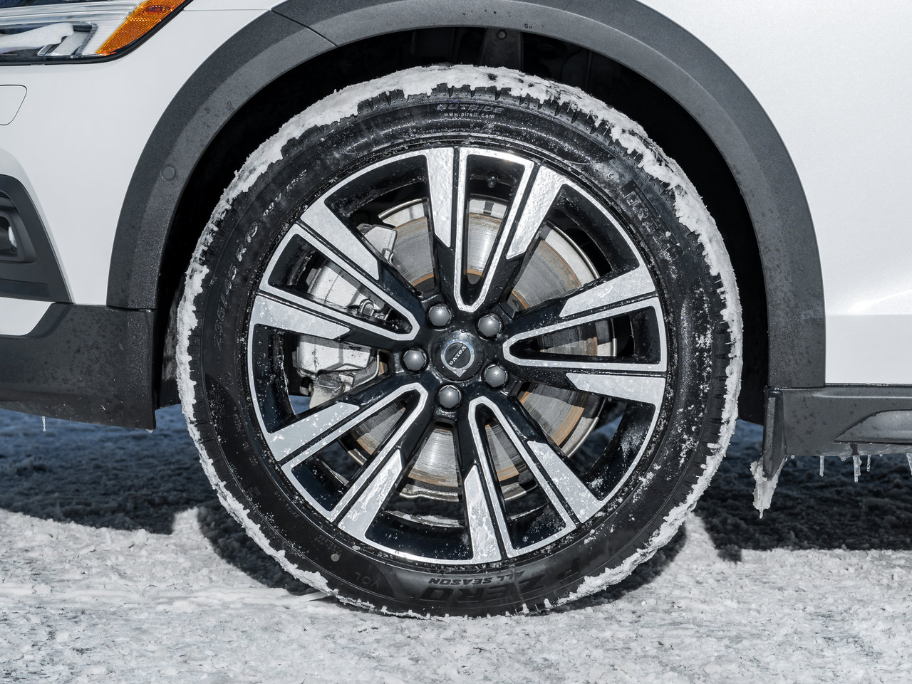 2025 Volvo V60 Cross Country B5 AWD PLUS  19 ALLOY WHEELS  CLIMATE PACK  CPO-3