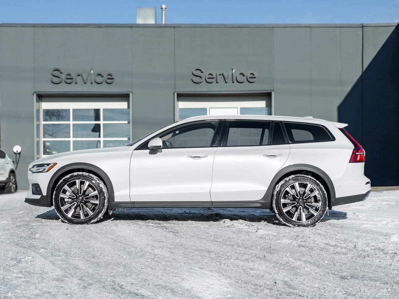 2025 Volvo V60 Cross Country B5 AWD PLUS  19 ALLOY WHEELS  CLIMATE PACK  CPO-2