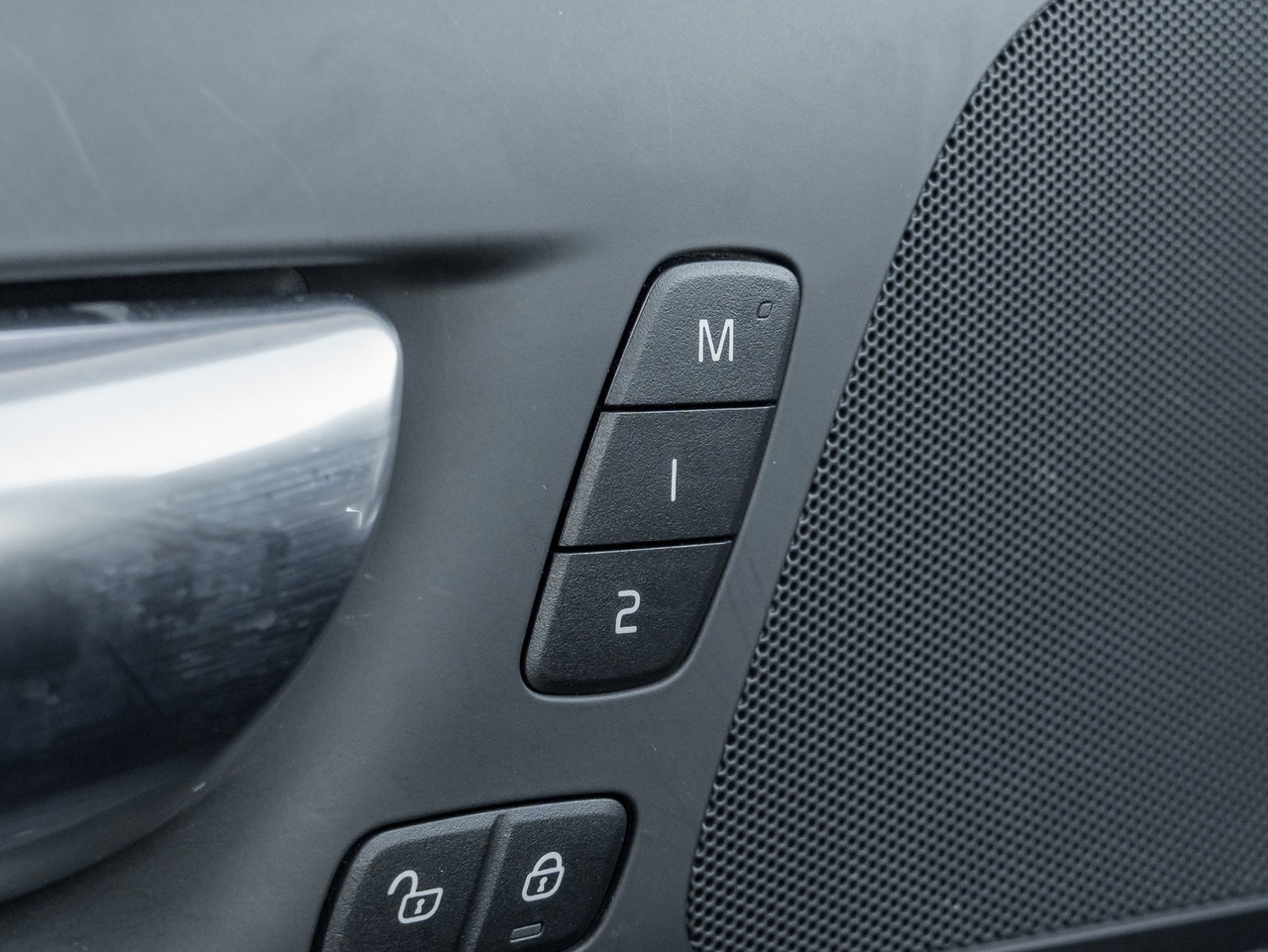 2025 Volvo V60 Cross Country B5 AWD PLUS  19 ALLOY WHEELS  CLIMATE PACK  CPO-14