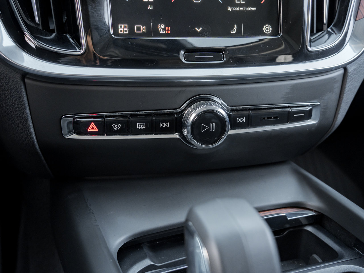 2025 Volvo V60 Cross Country B5 AWD PLUS  19 ALLOY WHEELS  CLIMATE PACK  CPO-16