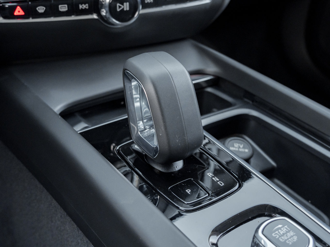 2025 Volvo V60 Cross Country B5 AWD PLUS  19 ALLOY WHEELS  CLIMATE PACK  CPO-15