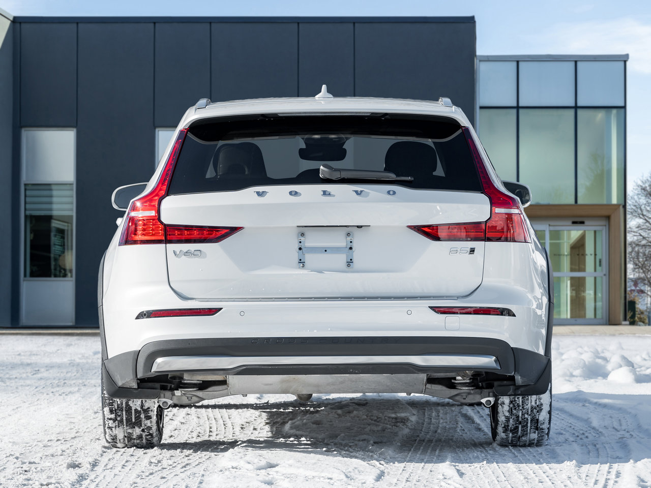 2025 Volvo V60 Cross Country B5 AWD PLUS  19 ALLOY WHEELS  CLIMATE PACK  CPO-5