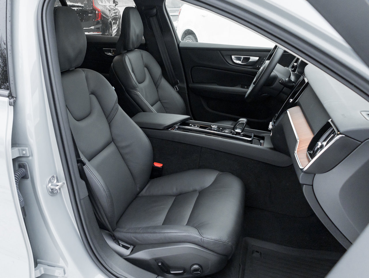 2025 Volvo V60 Cross Country B5 AWD Plus  19 ALLOY WHEELS  LOW KM  CPO-19