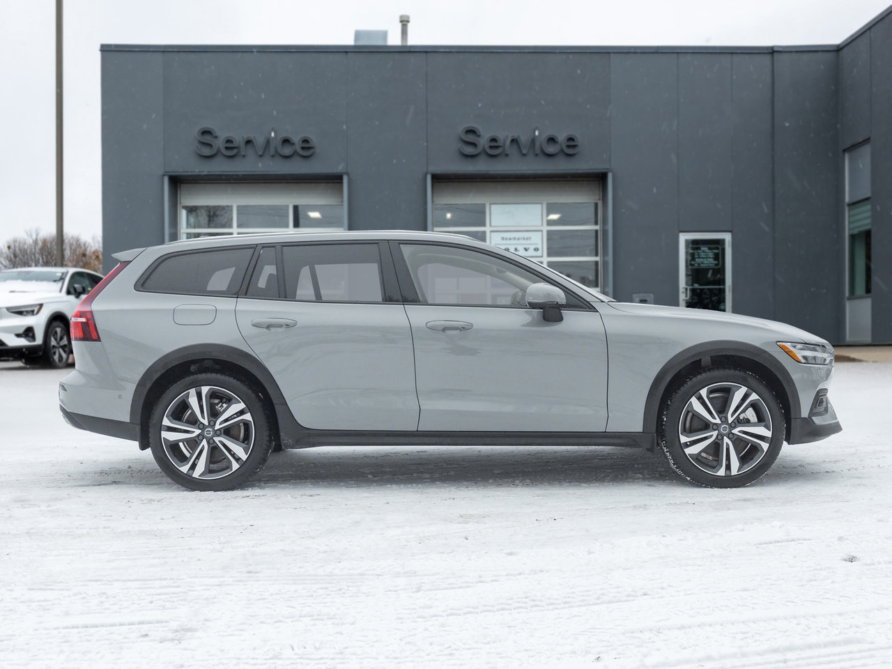 2025 Volvo V60 Cross Country B5 AWD Plus  19 ALLOY WHEELS  LOW KM  CPO-4