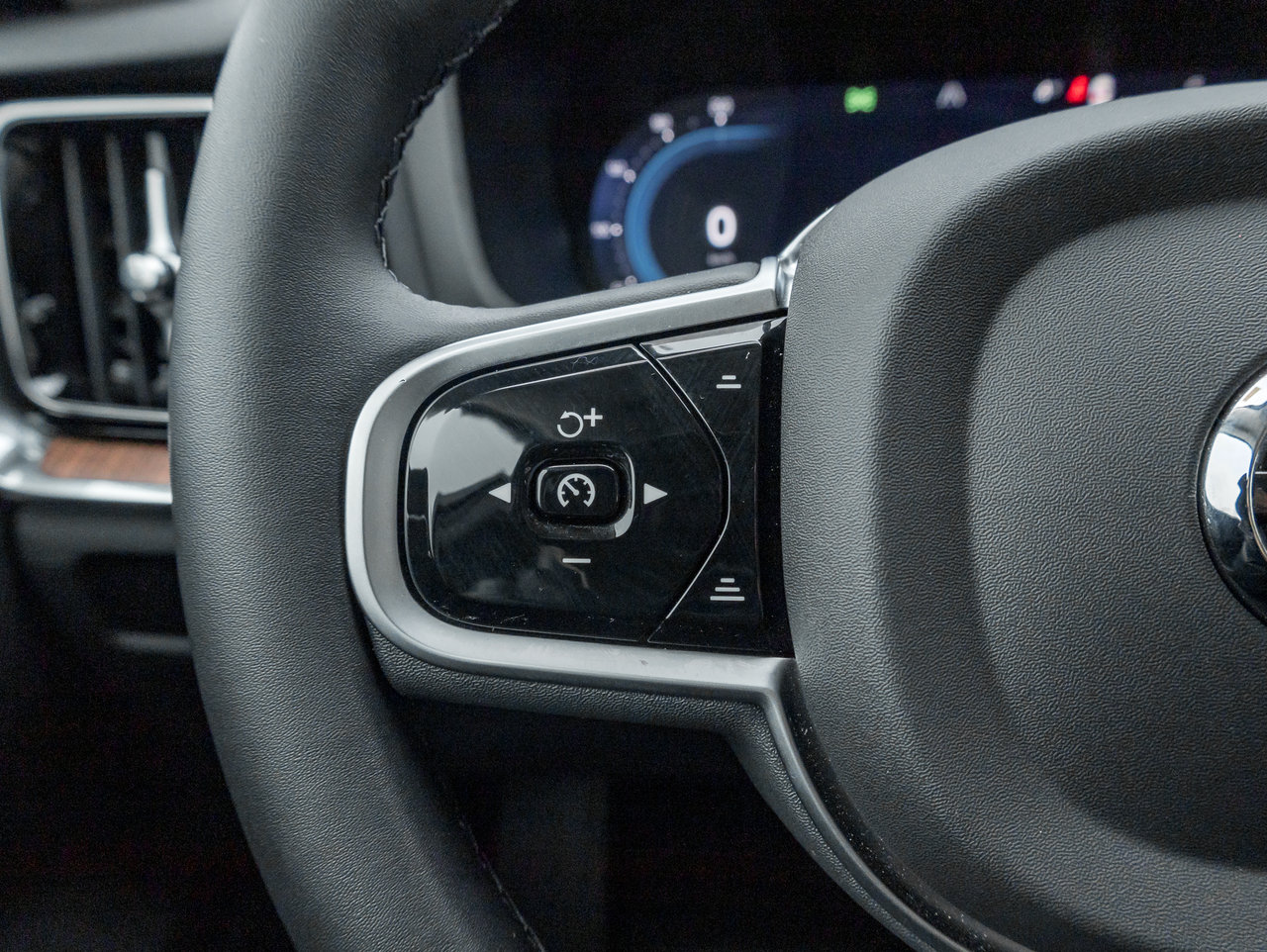 2025 Volvo V60 Cross Country B5 AWD Plus  19 ALLOY WHEELS  LOW KM  CPO-8