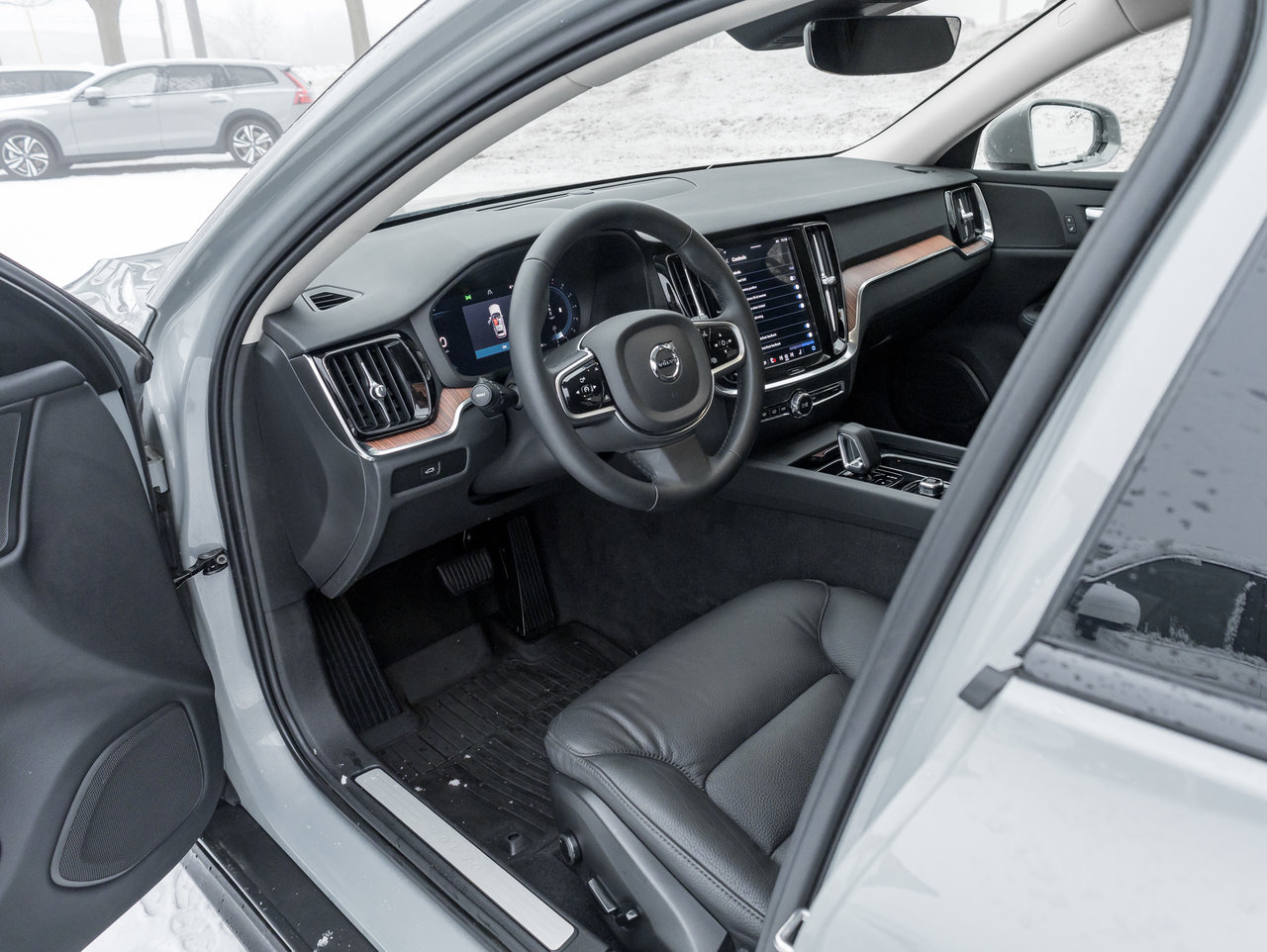 2025 Volvo V60 Cross Country B5 AWD Plus  19 ALLOY WHEELS  LOW KM  CPO-6