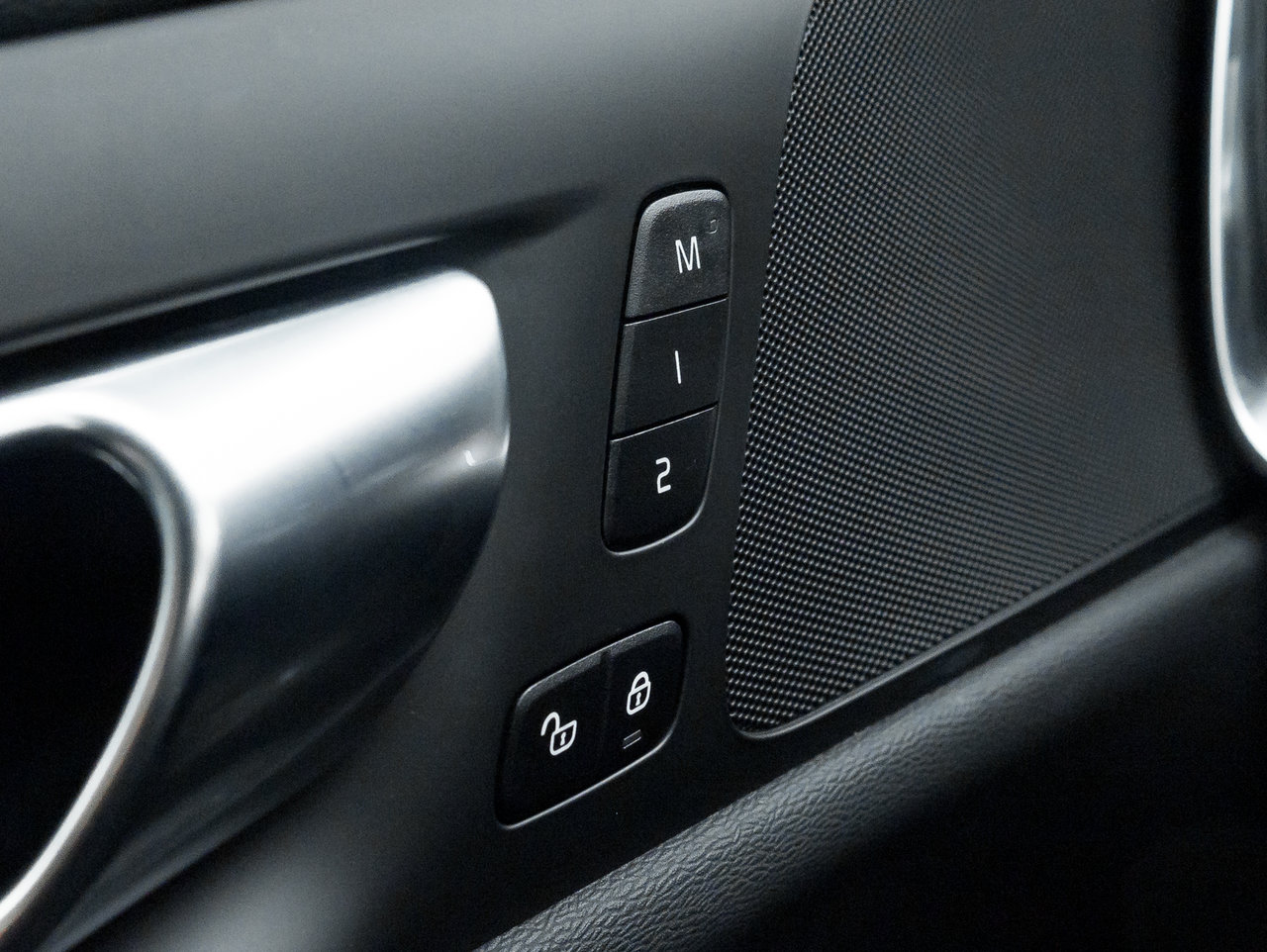 2025 Volvo V60 Cross Country B5 AWD Plus  19 ALLOY WHEELS  LOW KM  CPO-14