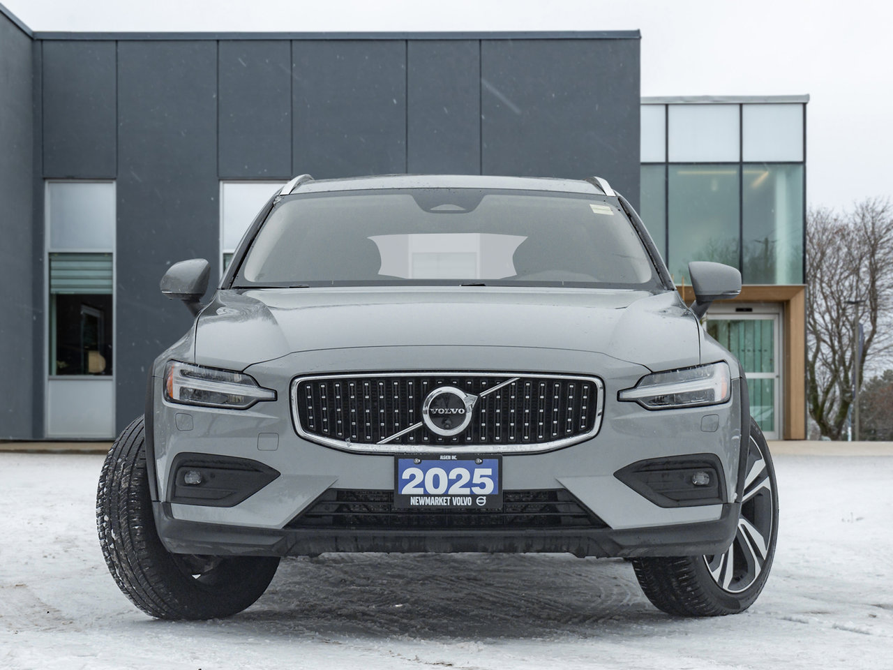 2025 Volvo V60 Cross Country B5 AWD Plus  19 ALLOY WHEELS  LOW KM  CPO-1