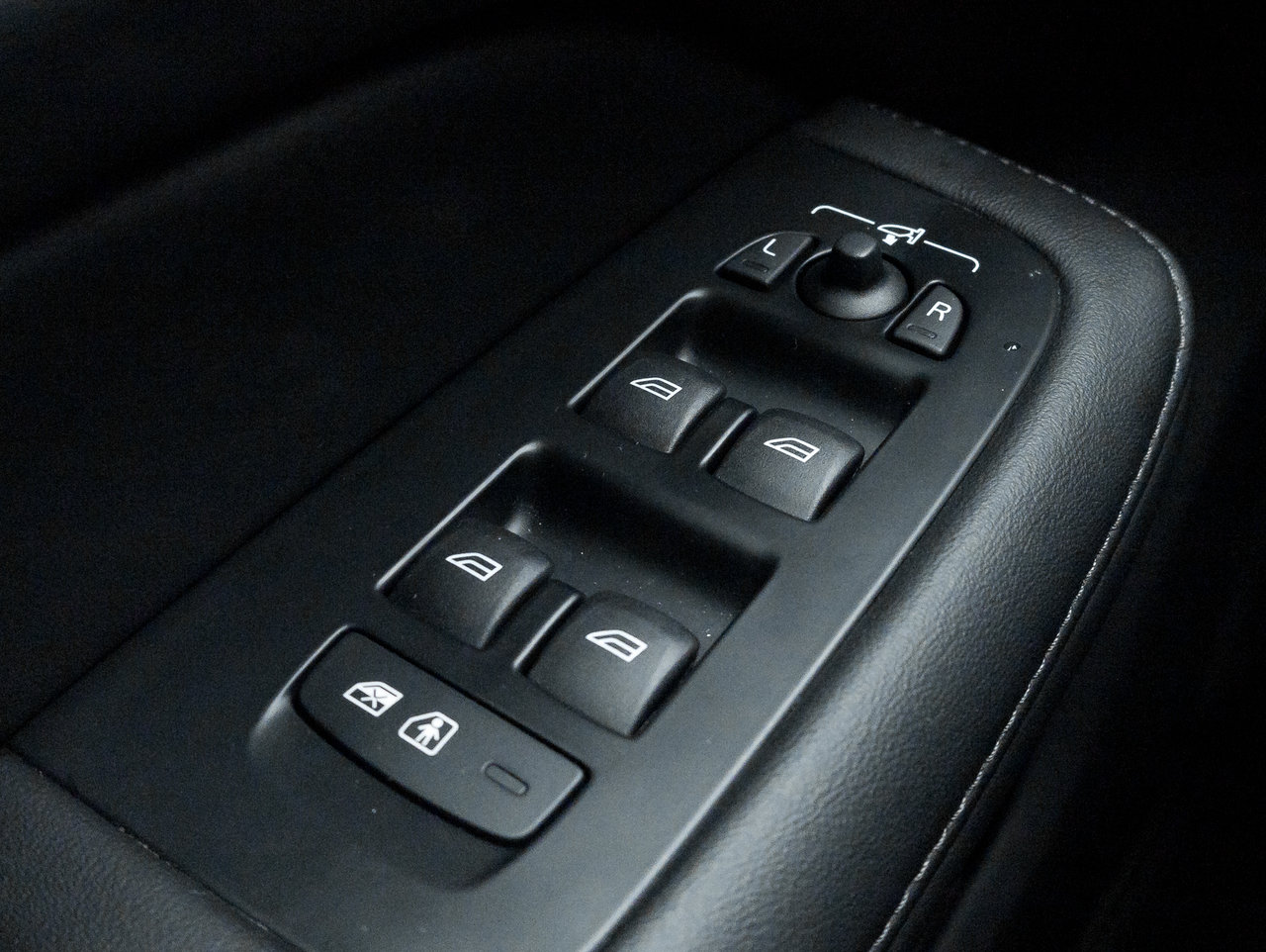 2025 Volvo V60 Cross Country B5 AWD Plus  19 ALLOY WHEELS  LOW KM  CPO-13