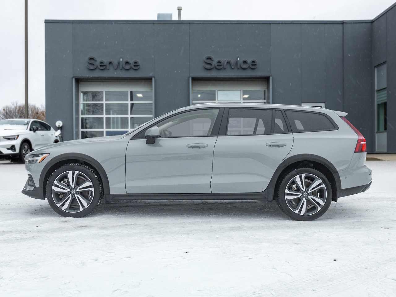 2025 Volvo V60 Cross Country B5 AWD Plus  19 ALLOY WHEELS  LOW KM  CPO-2