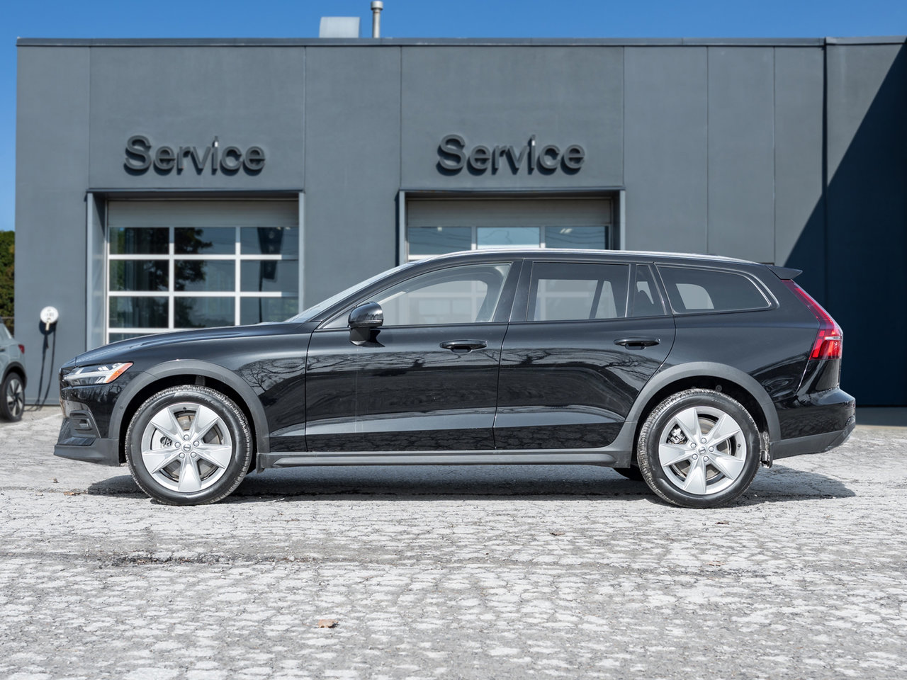 Volvo V60 Cross Country B5 AWD Core  LOW KM  NEARLY NEW  VOLVO CPO 2025-2