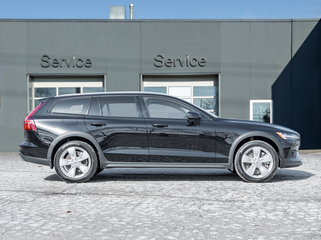 Volvo V60 Cross Country B5 AWD Core  LOW KM  NEARLY NEW  VOLVO CPO 2025-4