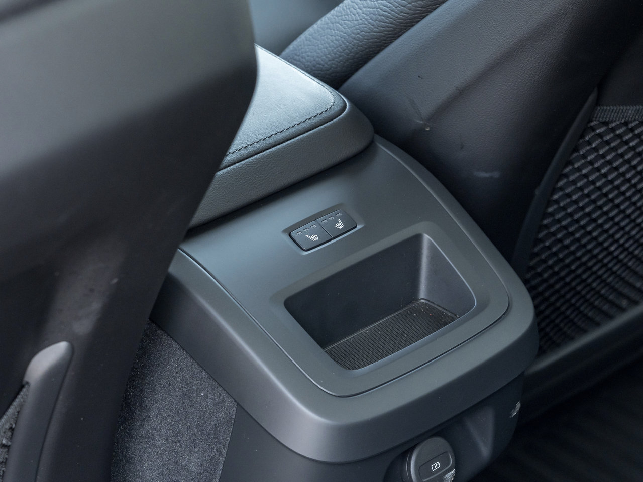 Volvo V60 Cross Country B5 AWD Core  LOW KM  NEARLY NEW  VOLVO CPO 2025-21