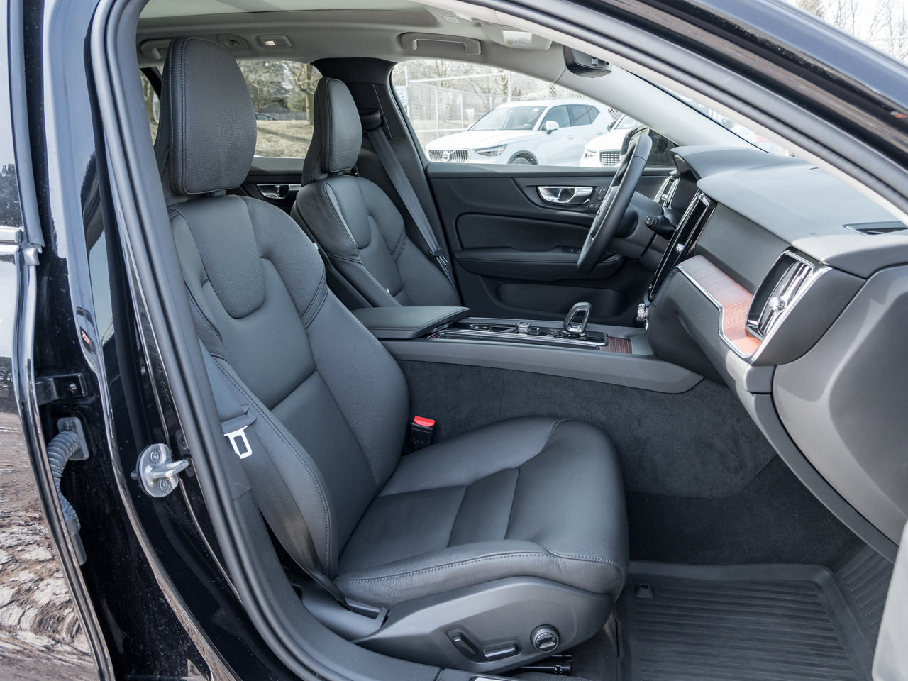 Volvo V60 Cross Country B5 AWD Core  LOW KM  NEARLY NEW  VOLVO CPO 2025-19