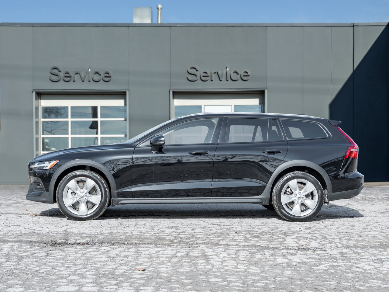 Volvo V60 Cross Country B5 AWD Core  LOW KM  NEARLY NEW  VOLVO CPO 2025-2