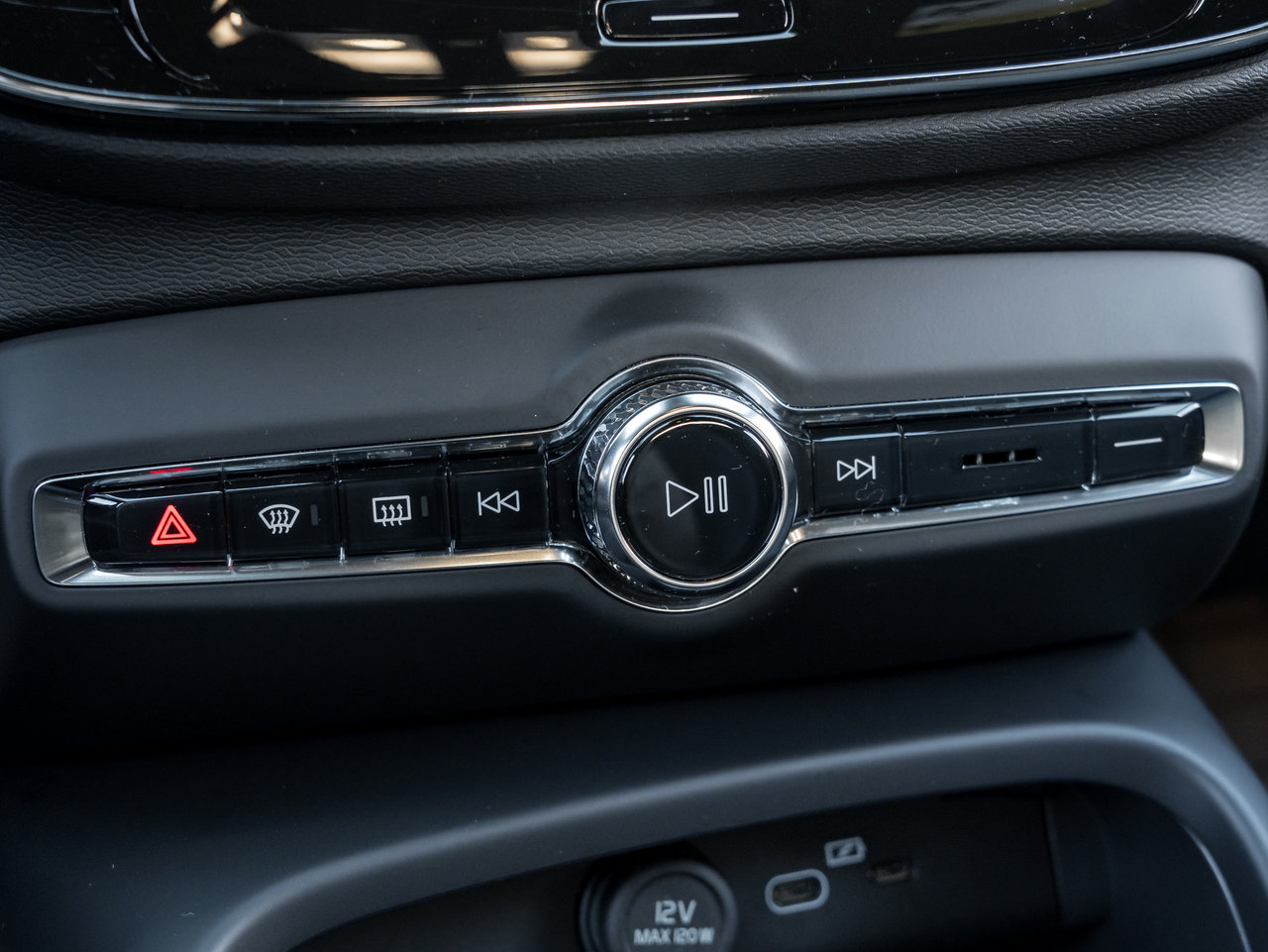 Volvo XC40 Recharge Pure Electric Twin eAWD Core  CPO FINANCE RATE 3.49%* 2024-18