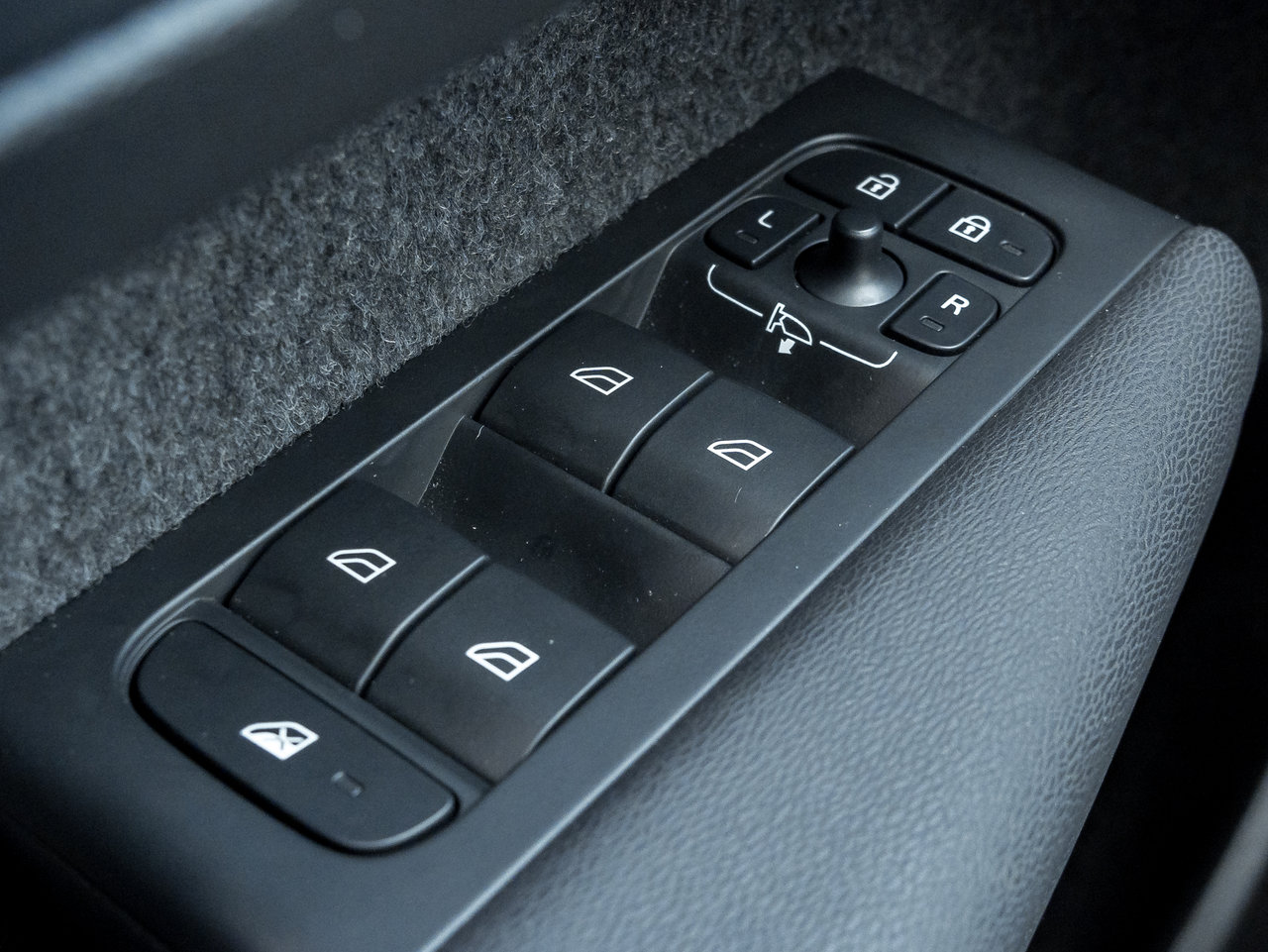 Volvo XC40 Recharge Pure Electric Twin eAWD Core  CPO FINANCE RATE 3.49%* 2024-13