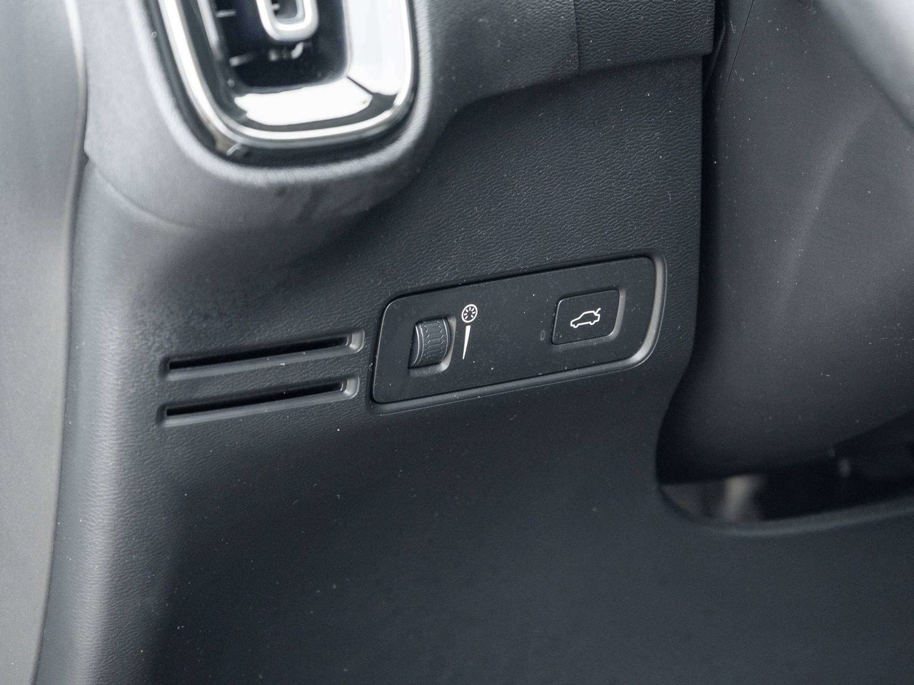 2019 Volvo XC40 Momentum PLUS^Trade In^Navi^Power Roof^One Owner-14