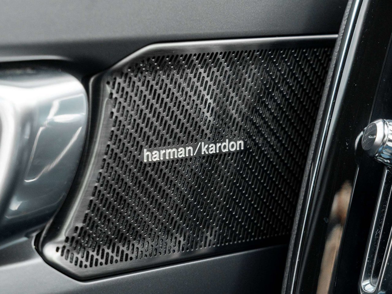 Volvo XC40 R-DESIGN^New Brakes^Navi^Harman Kardon^PilotAssist 2019-14