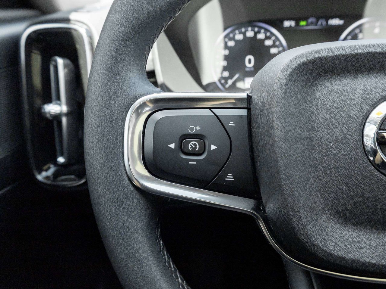 Volvo XC40 INSCRIPTION  CPO RATE 2.99%* -84 MONTH  ONE OWNER 2022-9