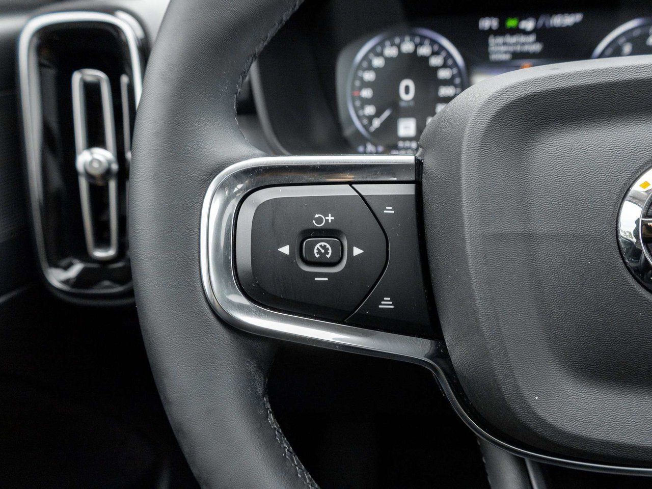 2022 Volvo XC40 MOMENTUM^Pano Roof^Navi^Premium Pack^fr 2.99%*-9