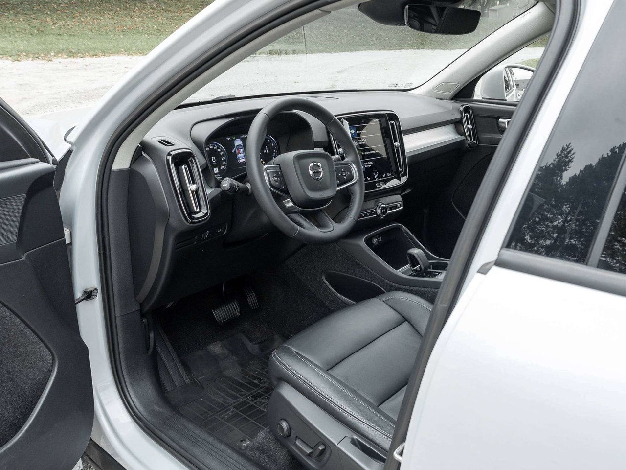 2022 Volvo XC40 MOMENTUM^Pano Roof^Navi^Premium Pack^fr 2.99%*-6