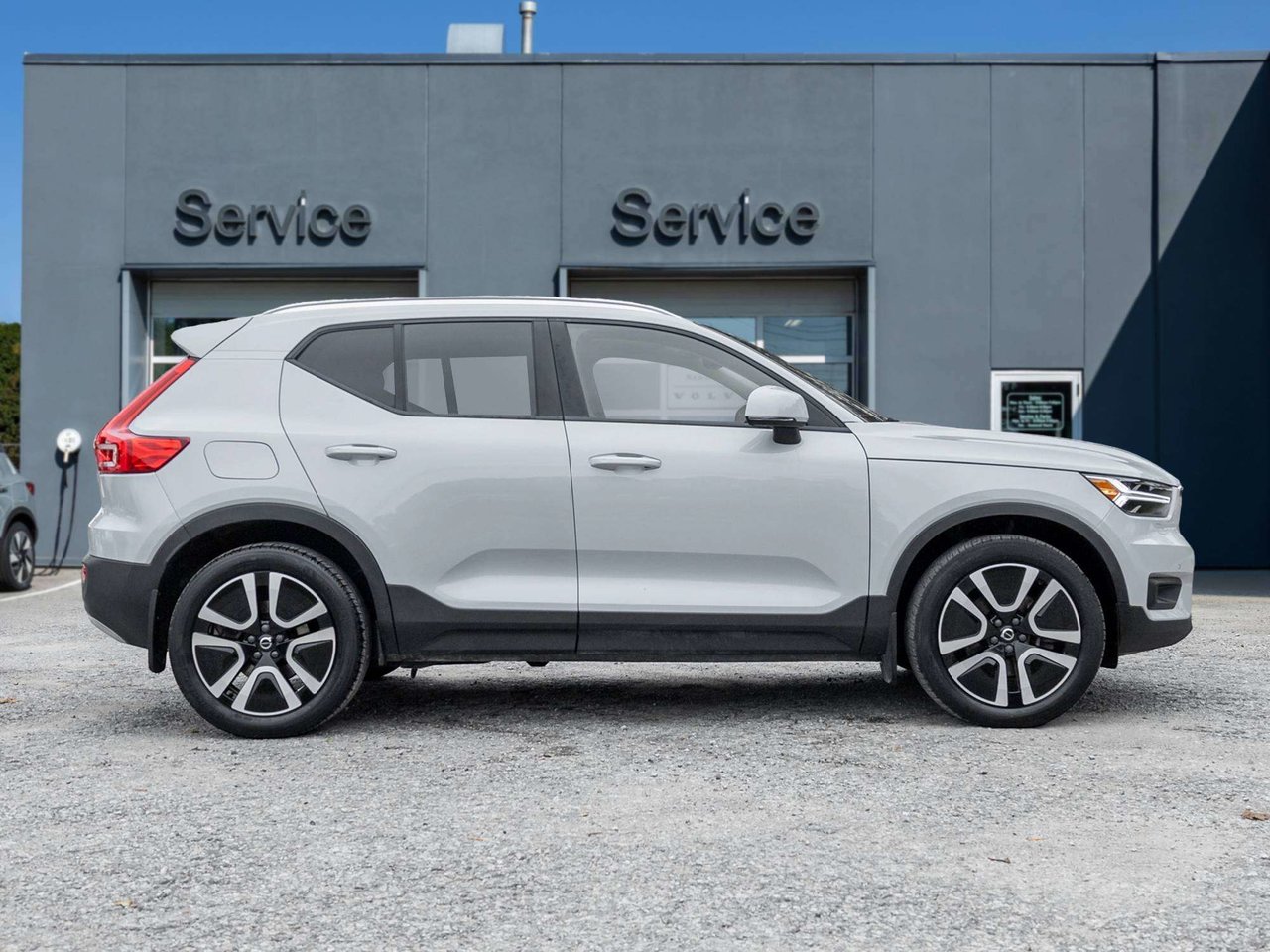 2022 Volvo XC40 MOMENTUM^Pano Roof^Navi^Premium Pack^fr 2.99%*-4