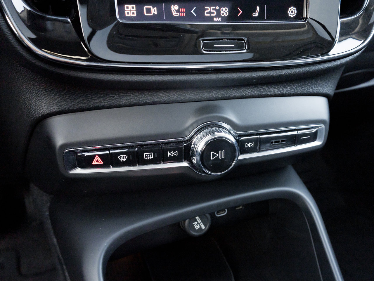 Volvo XC40 B5 AWD Plus Dark Theme  HARMAN KARDON  OFF LEASE 2024-18