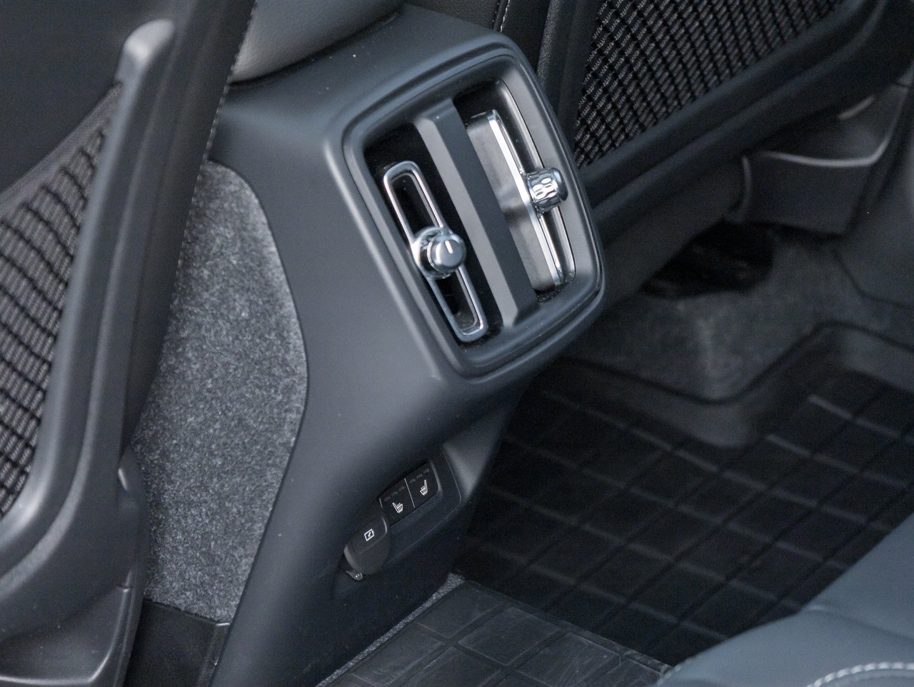 Volvo XC40 B5 AWD Plus Dark Theme  HARMAN KARDON  OFF LEASE 2024-24