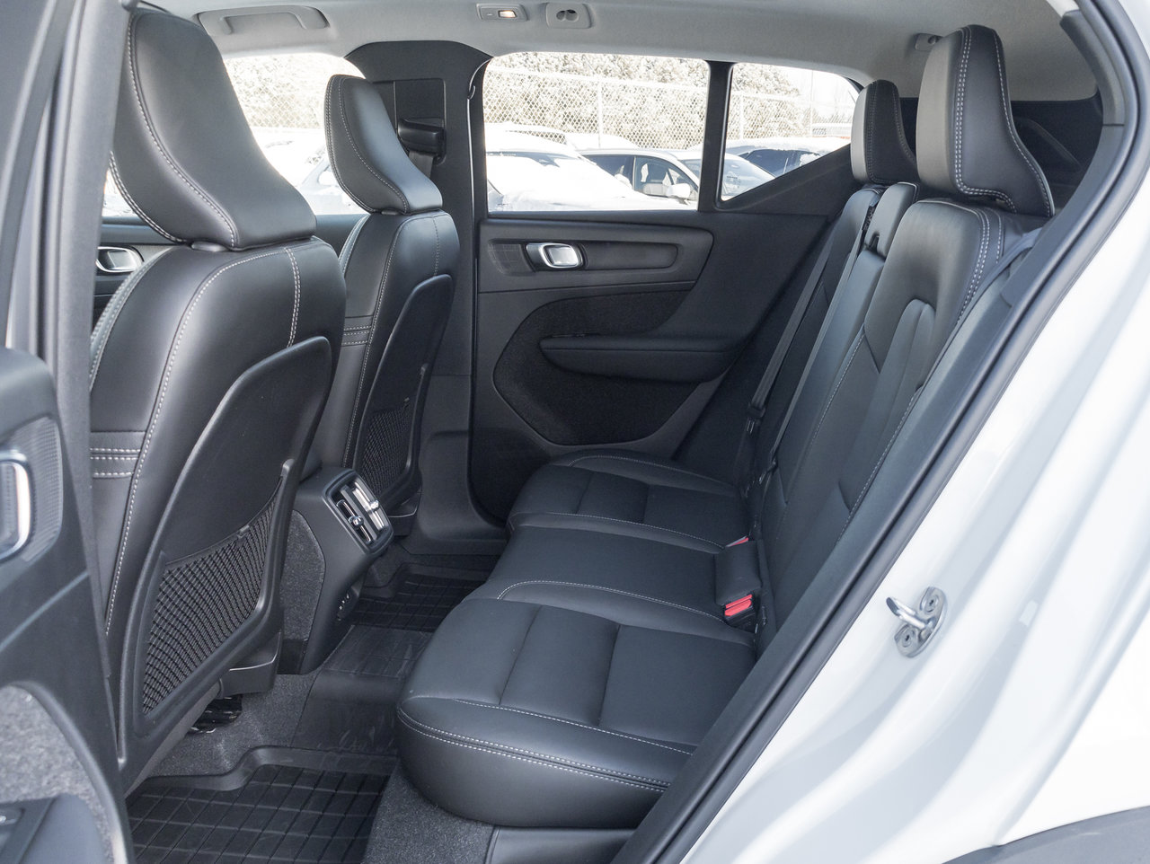 Volvo XC40 B5 AWD Plus Dark Theme  HARMAN KARDON  OFF LEASE 2024-23